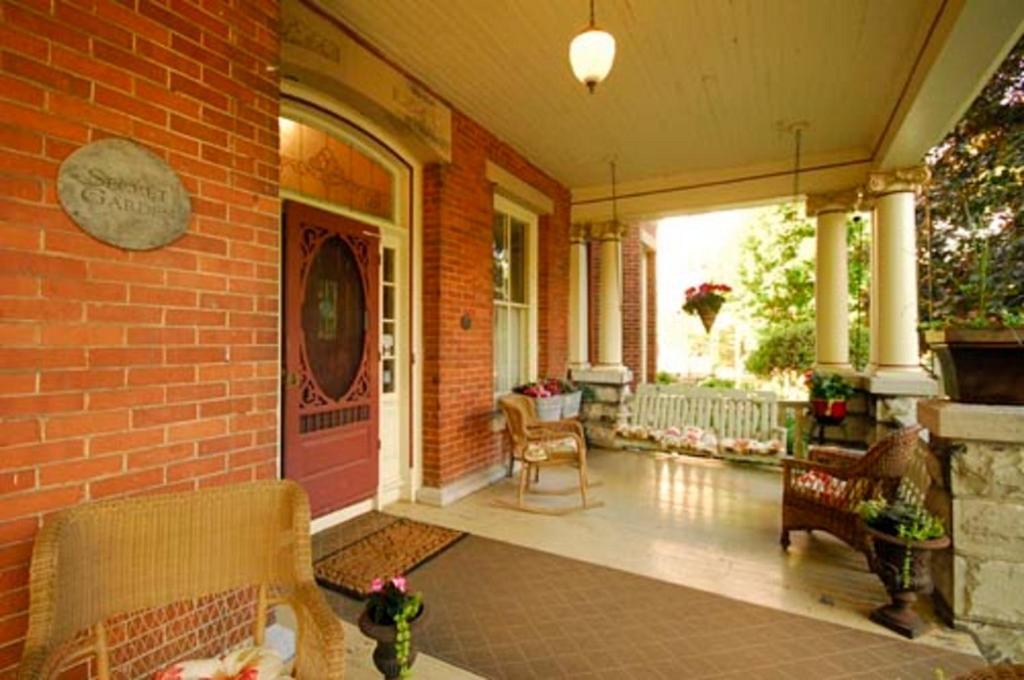 The Secret Garden Inn Kingston Exterior foto